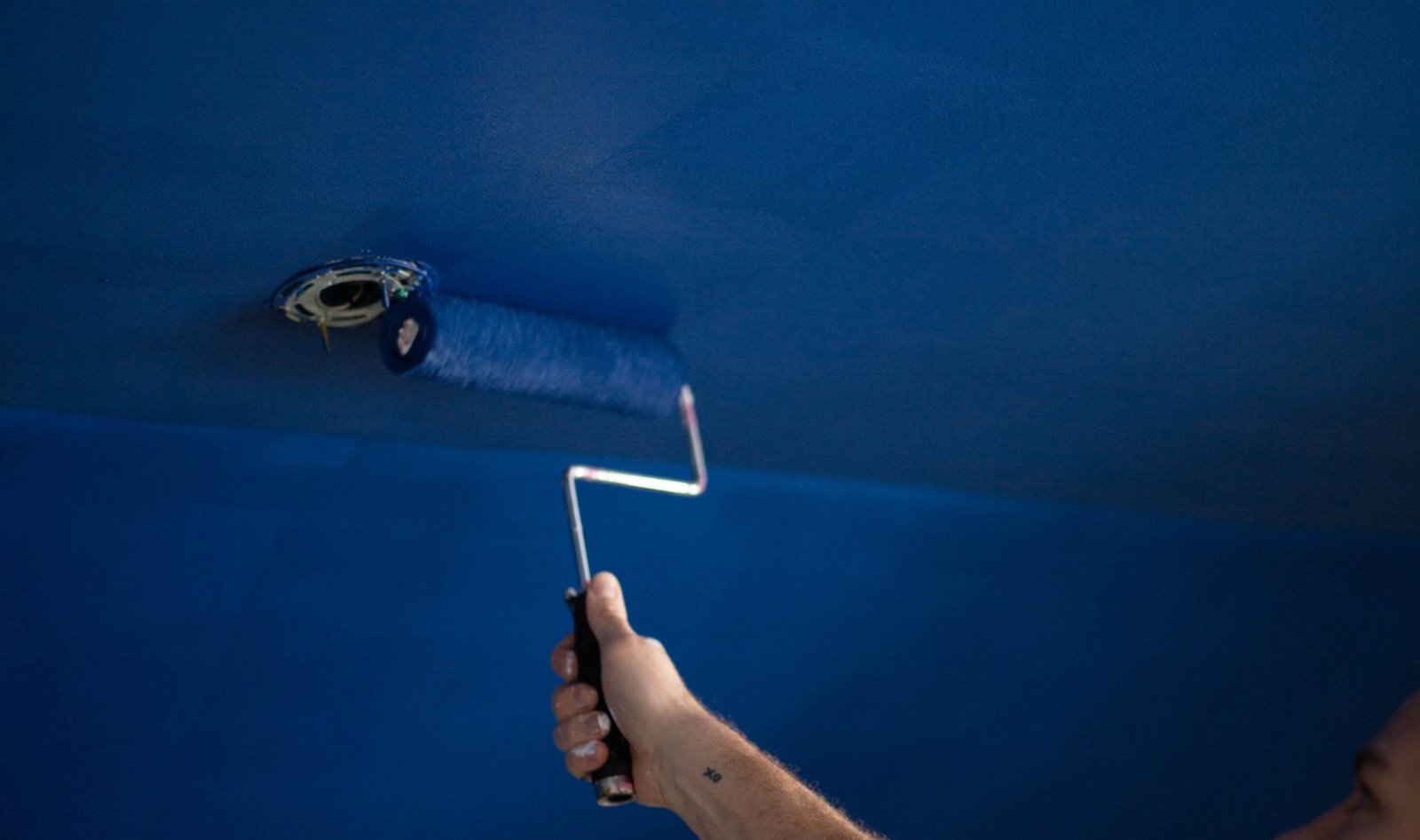 HOW TO PAINT A DARK CEILING
